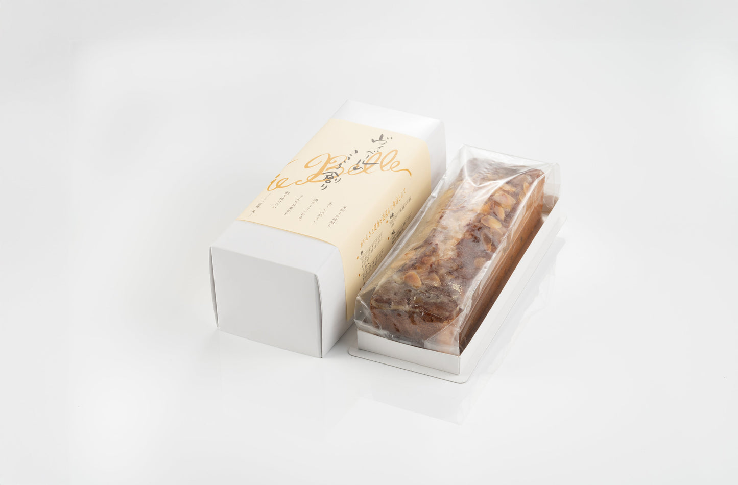フルーツケーキ 箱入り（実物）